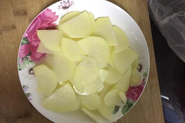 土豆片炒腊肠的做法图解1