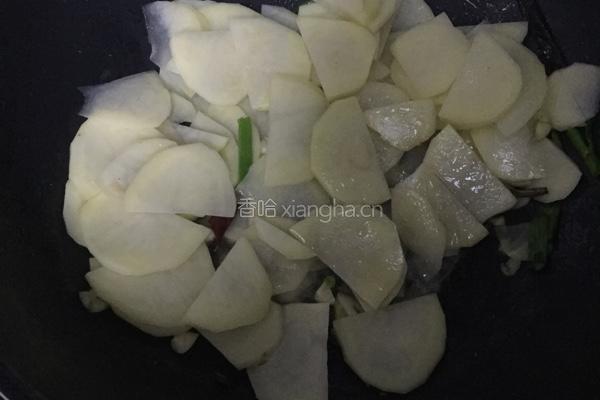 土豆片炒腊肠的做法图解4