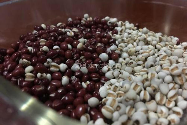 红豆薏米粥的做法图解1