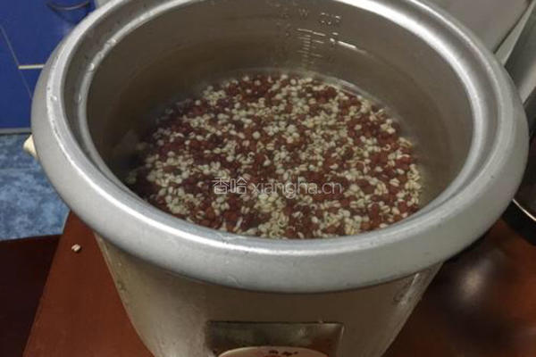 红豆薏米粥的做法图解3