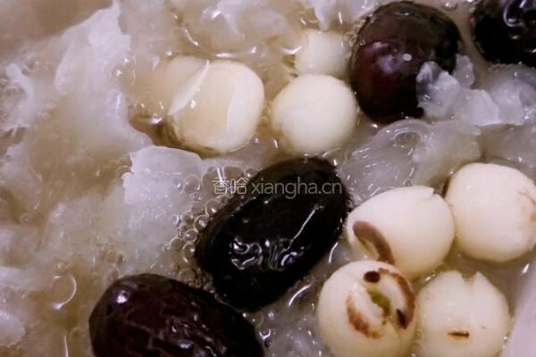 银耳红枣莲子汤