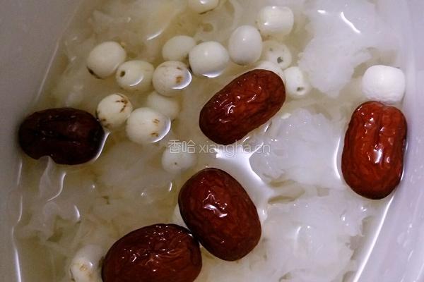 银耳红枣莲子汤的做法图解3