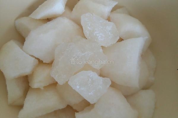 冰糖炖雪梨的做法图解3