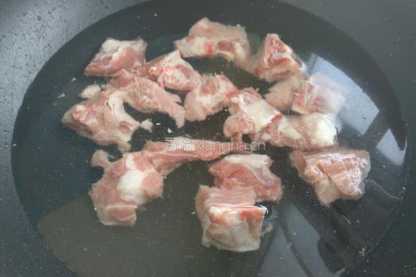 简易电饭煲胡萝卜玉米排骨汤的做法图解1