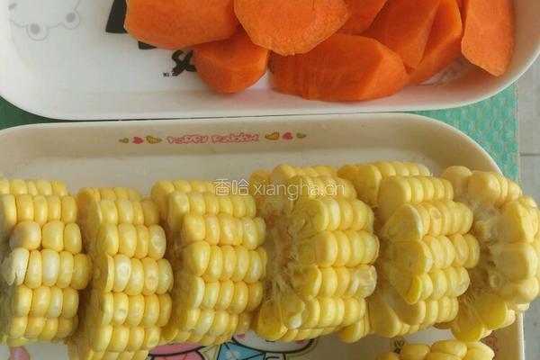 简易电饭煲胡萝卜玉米排骨汤的做法图解2