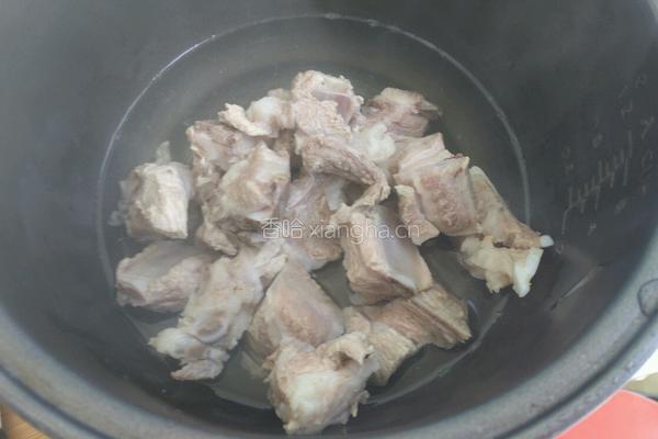 简易电饭煲胡萝卜玉米排骨汤的做法图解4
