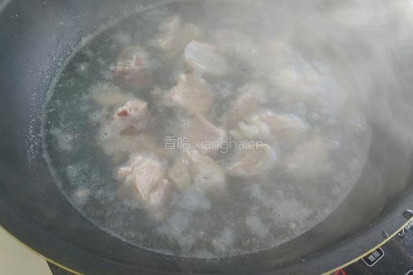 简易电饭煲胡萝卜玉米排骨汤的做法图解3