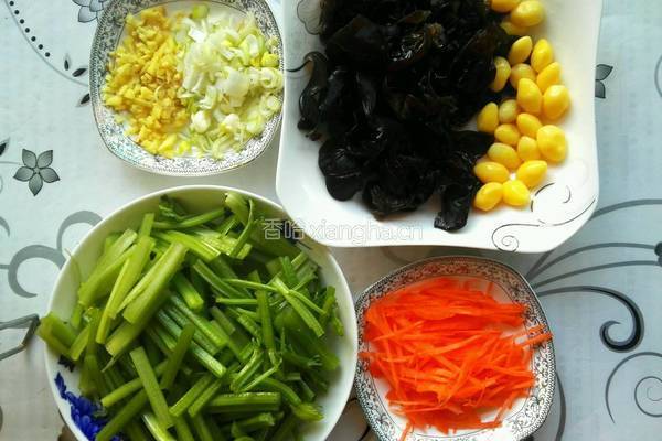 白果炒芹菜的做法图解1
