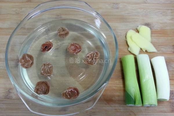 可乐话梅排骨的做法图解1