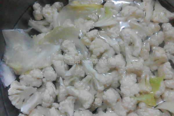 花菜炒鸡胸肉的做法图解2