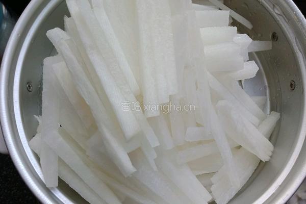辣炒白萝卜熏鱼干的做法图解1
