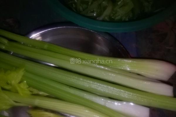 清炒西芹的做法图解1