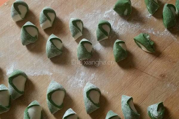双色香芹饺子的做法图解2