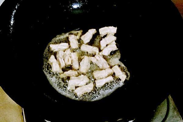 香芹蒜苗炒肉的做法图解3