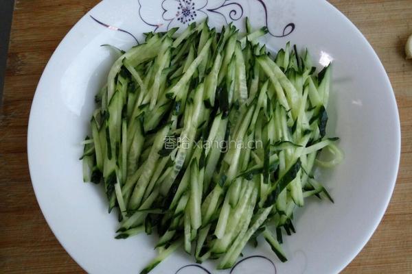 黄瓜金针菇的做法图解2