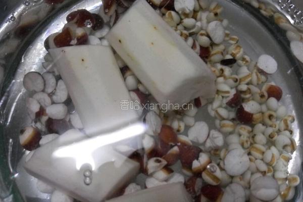 山药薏米芡实粥的做法图解2