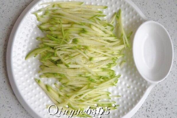嫩葫芦蘸料小凉菜的做法图解3