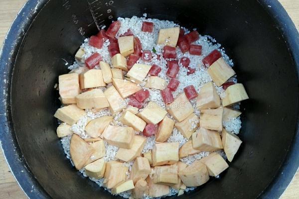 红薯香肠焖饭的做法图解4