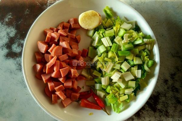 芹菜碎炒火腿的做法图解1