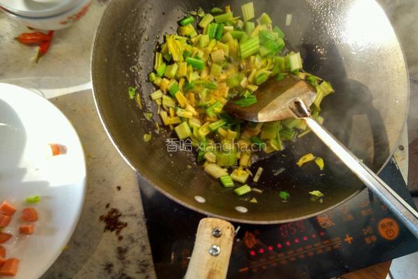 芹菜碎炒火腿的做法图解3