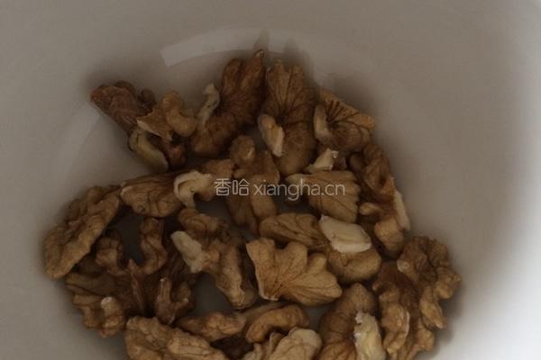 黑芝麻核桃粥的做法图解1