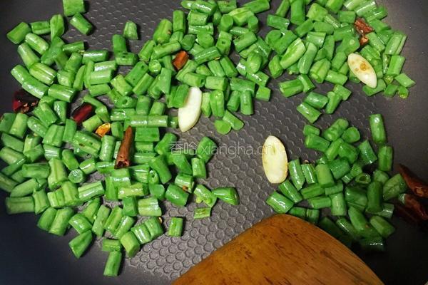 香辣豆角土豆丁的做法图解4
