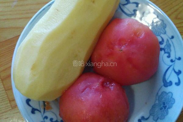 西红柿土豆汤的做法图解1