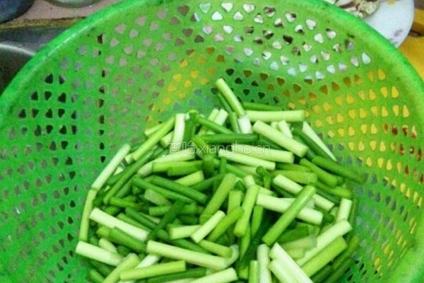腊肉炒蒜苔的做法图解1