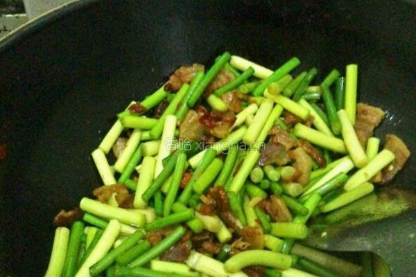 腊肉炒蒜苔的做法图解5
