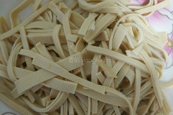 青椒炒豆皮的做法图解1