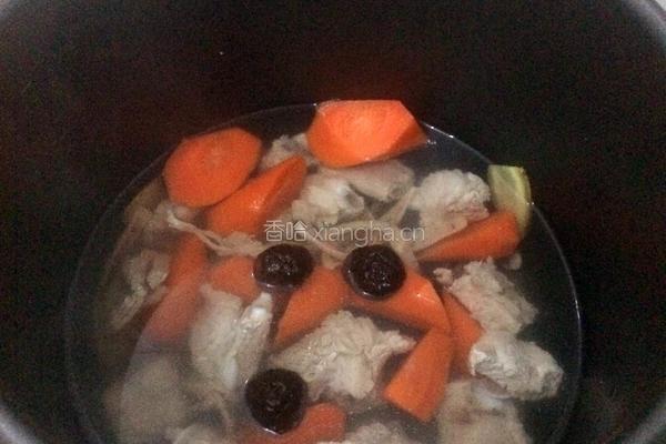 胡萝卜排骨汤的做法图解5