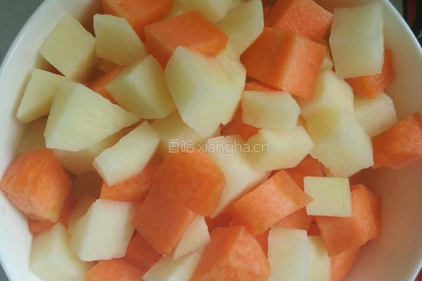 土豆胡萝卜肉闷饭的做法图解1