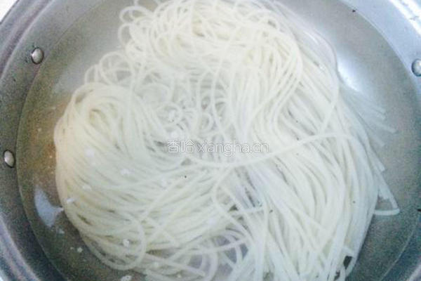 凉拌桂林米粉的做法图解2