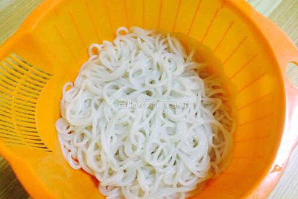 凉拌桂林米粉的做法图解3