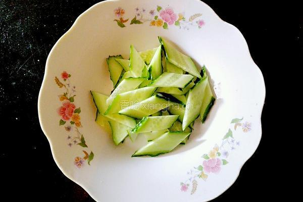 黄瓜拌金针菇的做法图解3