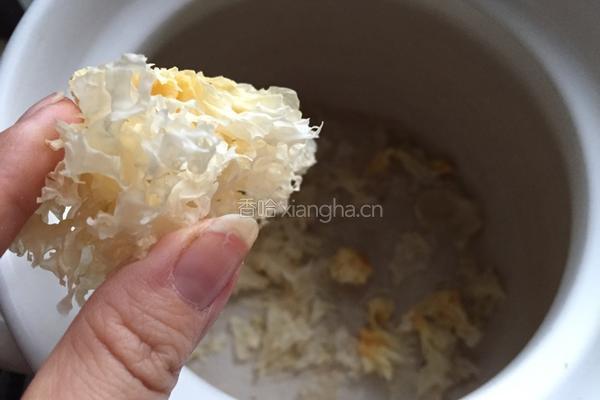 银耳莲子羹的做法图解2