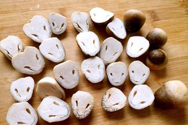 黑胡椒爆草菇的做法图解1