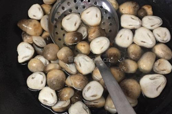 黑胡椒爆草菇的做法图解2