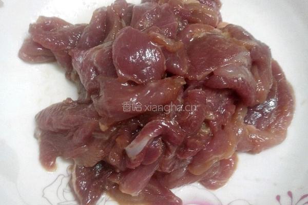 猪肉炒金针菇的做法图解1