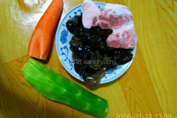 莴笋炒胡萝卜木耳肉的做法图解1