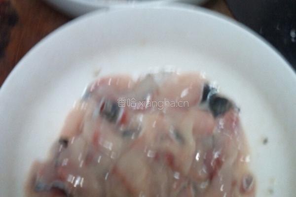 酸菜黑鱼的做法图解2