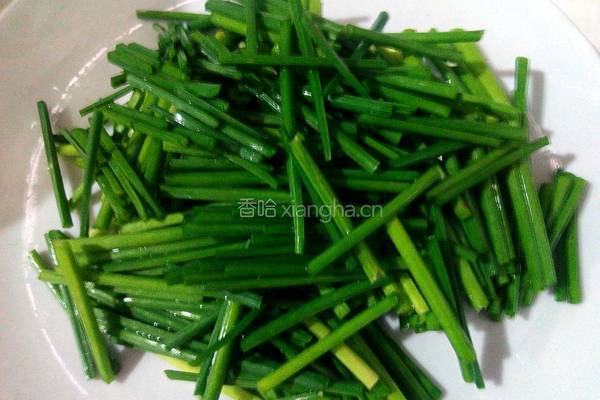 韭菜花炒瘦肉的做法图解2