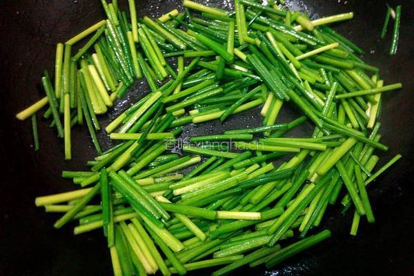 韭菜花炒瘦肉的做法图解6