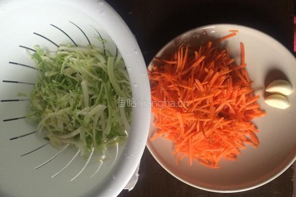 蒜香胡萝卜拌面的做法图解1