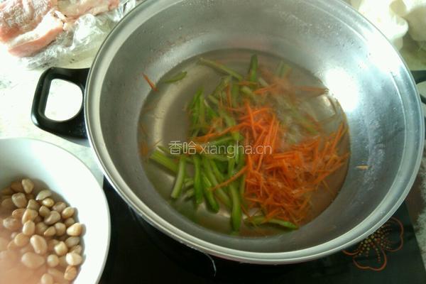花生米拌双丝的做法图解2