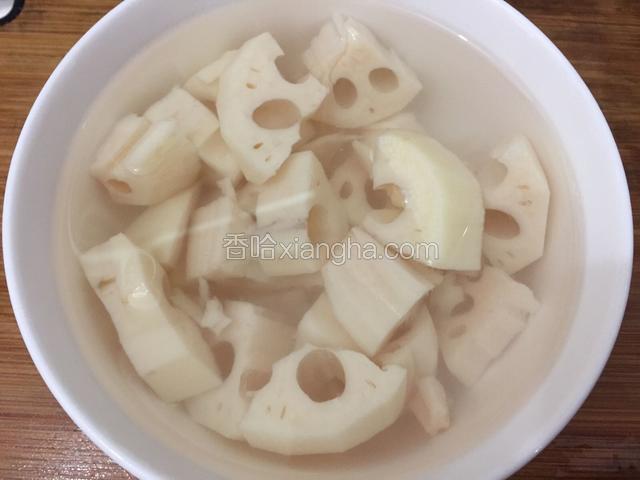 莲藕洗净切块用盐水泡一会