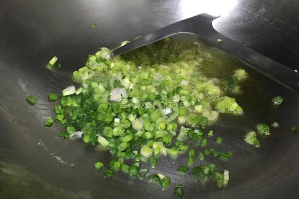 三文鱼炒饭的做法图解6