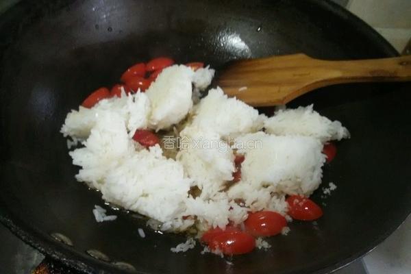 圣女果炒饭的做法图解4