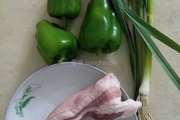 圆椒蒜苗回锅肉的做法图解1