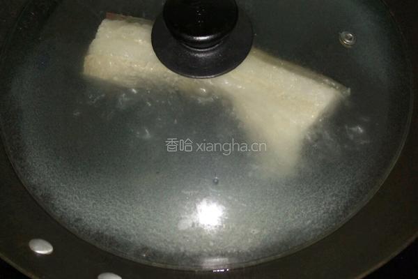 圆椒蒜苗回锅肉的做法图解2